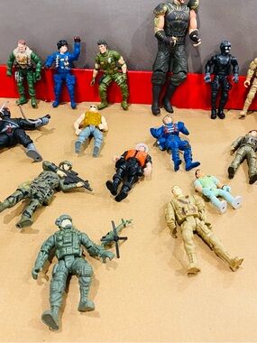 19 GI Joe Action Figure Lot Military Soldiers Mixed Figures Bundle Large Lot